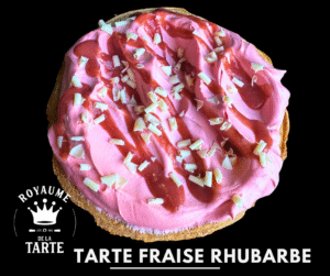 Tarte fraise rhubarbe avec nappage rose et copeaux blancs